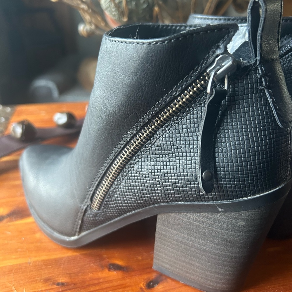 Boots - Picture 6 of 6